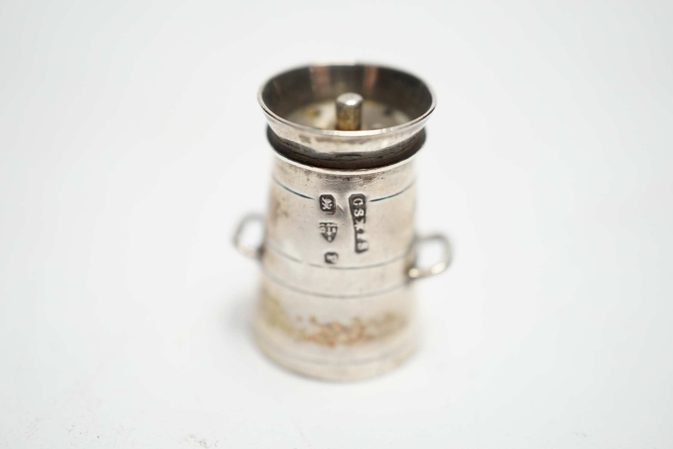 A late Victorian novelty silver pepperette, modelled as a milk churn, Saunders & Shepherd, Chester, 1898, 24mm.